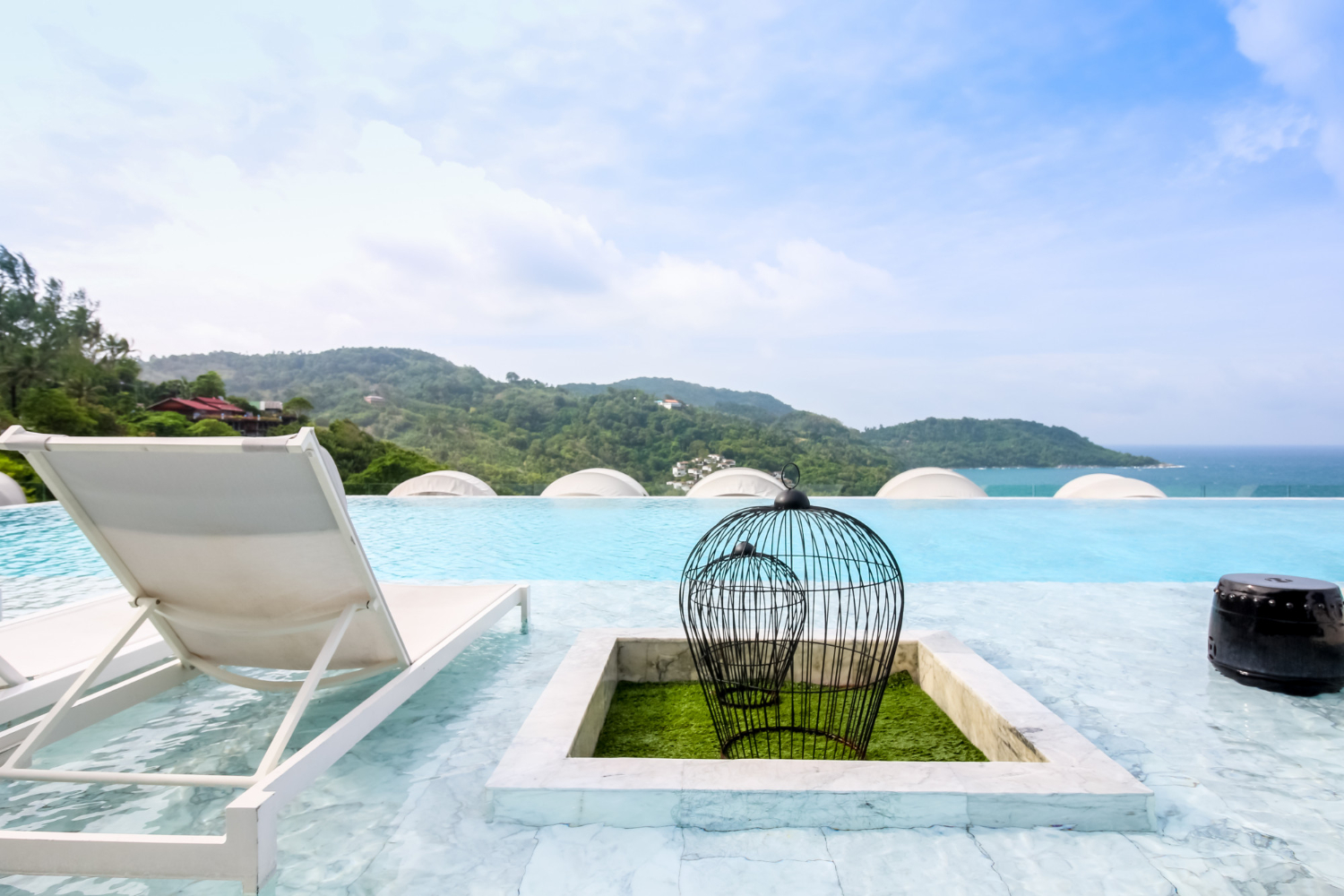 Salon de plage avec piscine dans un hotel luxueux