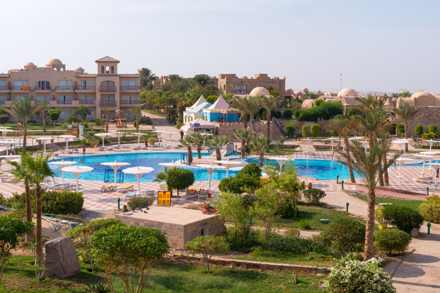 Un hotel de luxe réservé aux adultes avec une jolie piscine